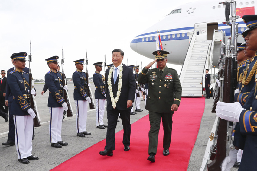 11月20日，國家主席習近平抵達馬尼拉，開始對菲律賓共和國進行國事訪問。這是習近平在機場受到菲律賓政府高級官員熱情迎接。 新華社記者 謝環馳 攝