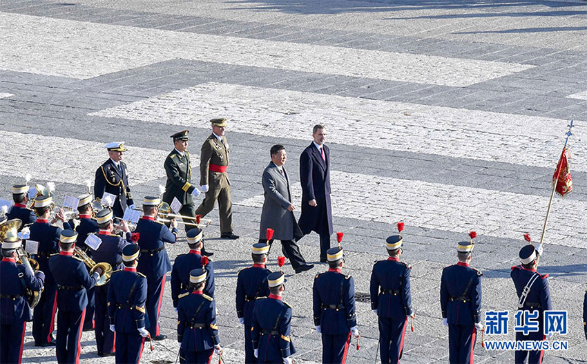 當地時間11月28日，國家主席習近平在馬德裡出席西班牙國王費利佩六世舉行的隆重、盛大的歡迎儀式。這是習近平在費利佩六世國王陪同下檢閱步兵方隊。 新華社記者 高潔 攝