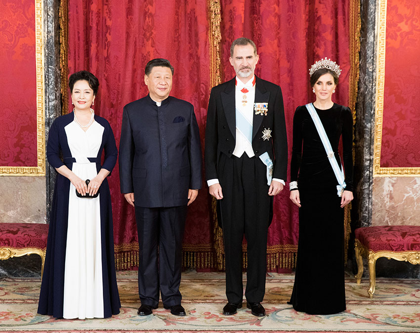 當地時間11月28日晚，正在西班牙進行國事訪問的中國國家主席習近平出席西班牙國王費利佩六世在馬德裡王宮舉行的隆重歡迎宴會。這是習近平和夫人彭麗媛同費利佩六世國王和萊蒂西婭王后合影。新華社記者 黃敬文 攝