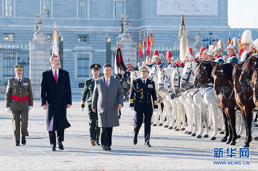 當地時間11月28日，國家主席習近平在馬德裡出席西班牙國王費利佩六世舉行的隆重、盛大的歡迎儀式。這是習近平在費利佩六世國王陪同下檢閱騎兵方隊。 新華社記者 李學仁 攝