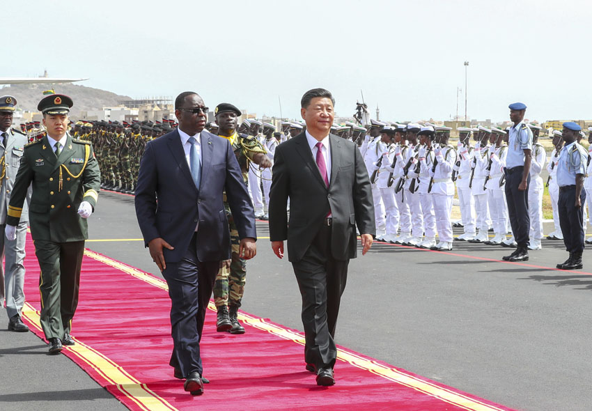 7月21日，國家主席習近平抵達達喀爾，開始對塞內加爾共和國進行國事訪問。塞內加爾總統薩勒在機場為習近平舉行隆重歡迎儀式。這是習近平在薩勒陪同下檢閱儀仗隊。 新華社記者 謝環馳 攝