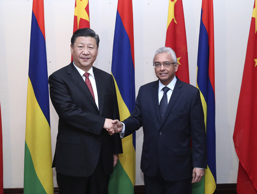 7月28日，國家主席習近平在毛裡求斯會見毛裡求斯總理賈格納特。 新華社記者 龐興雷 攝