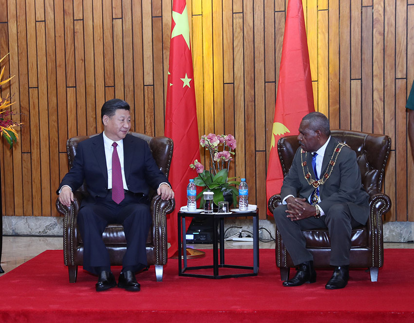 11月16日，國家主席習近平在莫爾茲比港會見巴布亞新幾內亞總督達達埃。新華社記者 鞠鵬 攝