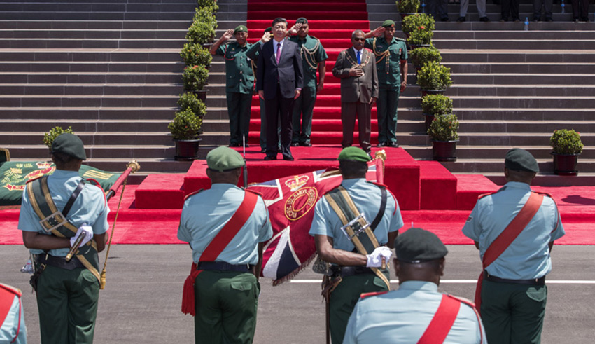 11月16日，國家主席習近平在莫爾茲比港會見巴布亞新幾內亞總督達達埃。會見開始前，達達埃在議會大廈前廣場為習近平舉行隆重歡迎儀式。新華社記者 費茂華 攝