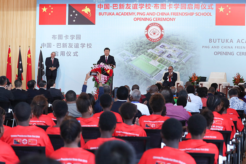 11月16日，國家主席習近平在莫爾茲比港和巴布亞新幾內亞總理奧尼爾共同出席中國援建的布圖卡學園啟用儀式。新華社記者 謝環馳 攝