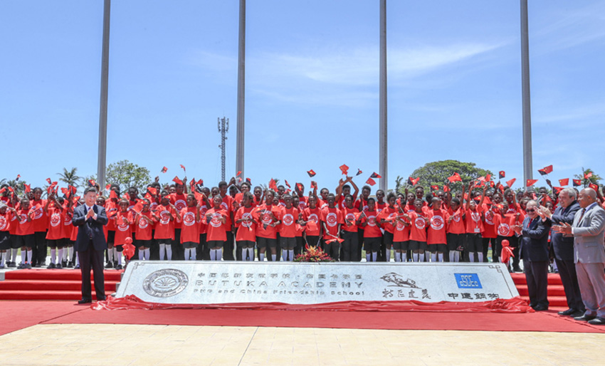 11月16日，國家主席習近平在莫爾茲比港和巴布亞新幾內亞總理奧尼爾共同出席中國援建的布圖卡學園啟用儀式。新華社記者 謝環馳 攝
