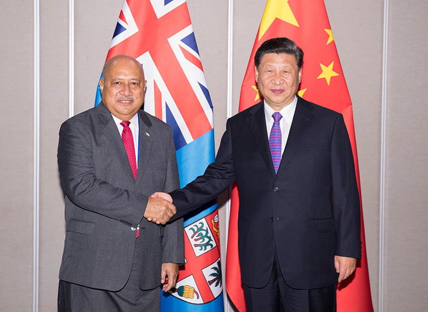11月16日，國家主席習近平在莫爾茲比港會見斐濟政府代表、國防部長昆布安博拉。 新華社記者 黃敬文 攝
