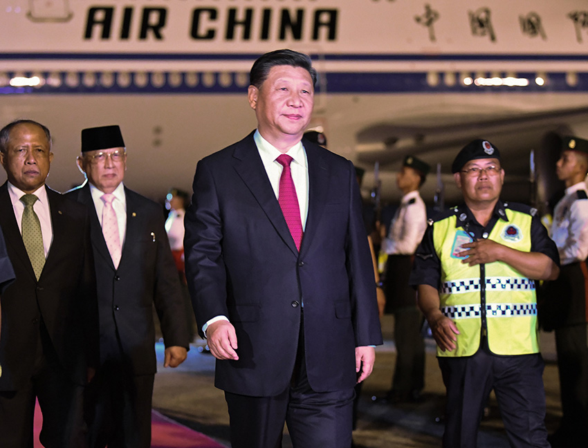 11月18日，國家主席習近平抵達斯裡巴加灣，開始對文萊達魯薩蘭國進行國事訪問。 新華社記者 燕雁 攝