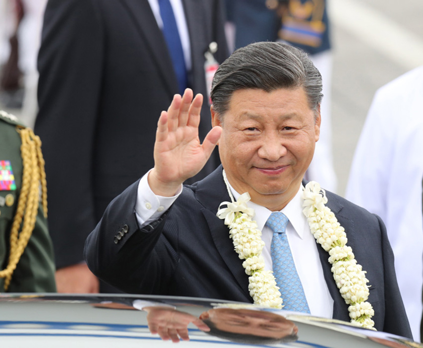 11月20日，國家主席習近平抵達馬尼拉，開始對菲律賓共和國進行國事訪問。這是習近平在機場向歡迎人群揮手致意。 新華社記者 丁林 攝