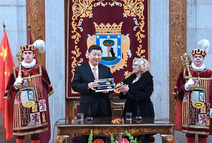 當地時間11月28日，國家主席習近平在馬德裡市政廳接受馬德裡城市金鑰匙。 新華社記者 饒愛民 攝