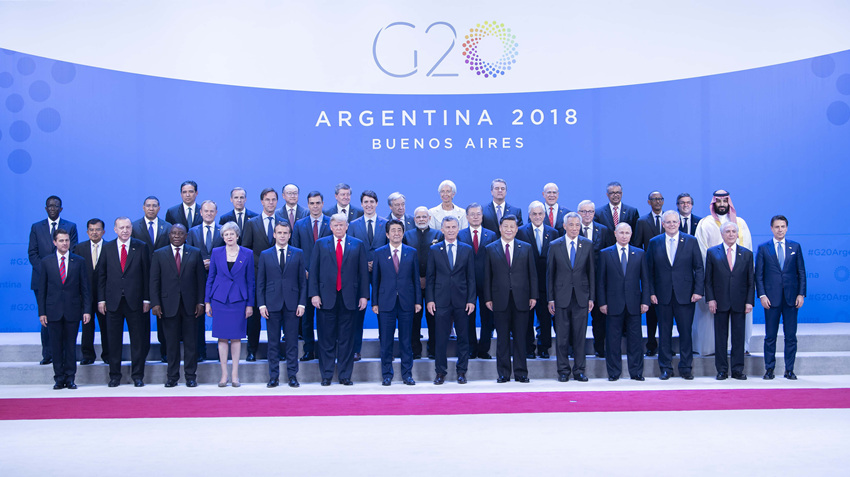 當地時間11月30日，二十國集團領導人第十三次峰會在阿根廷布宜諾斯艾利斯舉行。國家主席習近平出席第一階段會議並發表題為《登高望遠，牢牢把握世界經濟正確方向》的重要講話。這是習近平同其他與會領導人合影。 新華社記者 李濤 攝