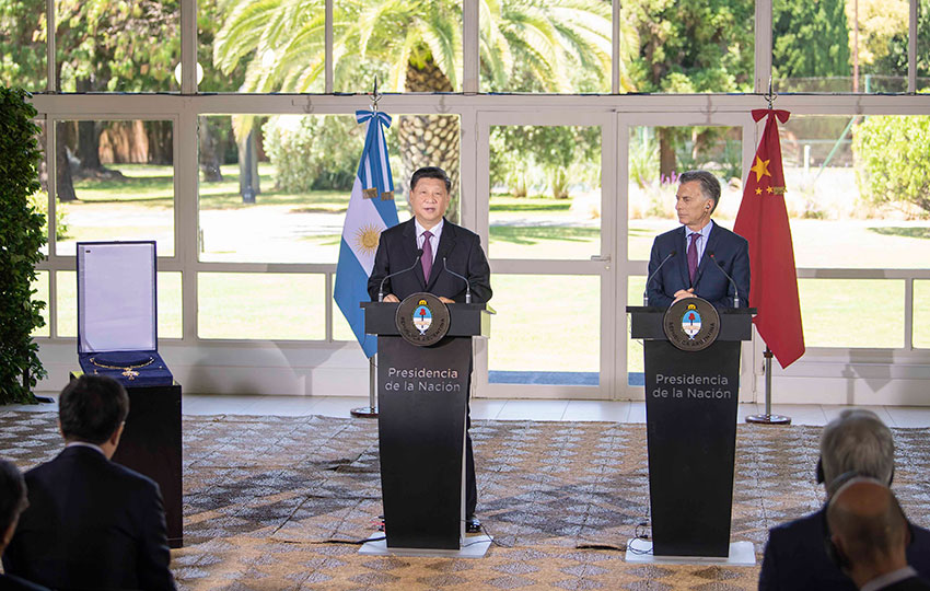 當地時間12月2日，國家主席習近平在布宜諾斯艾利斯接受阿根廷總統馬克裡授予的“解放者聖馬丁大項鏈級勛章”。 新華社記者 李濤 攝