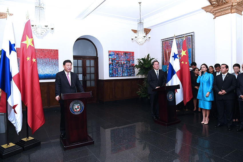 當地時間12月3日，國家主席習近平在巴拿馬城和巴拿馬總統巴雷拉共同會見出席中國－巴拿馬經貿合作論壇的雙方企業家代表。 新華社記者 饒愛民 攝