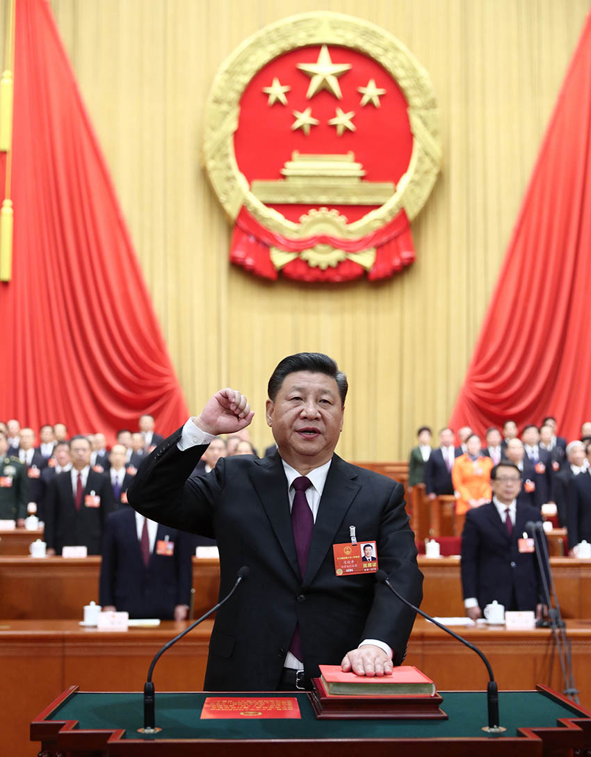 2018年3月17日，十三屆全國人大一次會議在北京人民大會堂舉行第五次全體會議。習近平當選中華人民共和國主席、中華人民共和國中央軍事委員會主席。這是習近平進行憲法宣誓。新華社記者 鞠鵬 攝