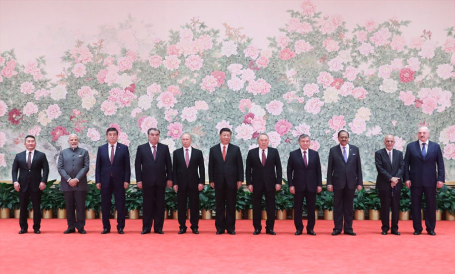 2018年6月9日，國家主席習近平在青島國際會議中心舉行宴會，歡迎出席上海合作組織青島峰會的外方領導人。這是習近平同外方領導人在巨幅工筆畫《花開盛世》前合影留念。新華社記者 丁林 攝