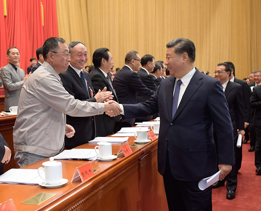 10月22日，中國工會第十七次全國代表大會在北京人民大會堂開幕。這是中共中央總書記、國家主席、中央軍委主席習近平等同與會代表親切握手。新華社記者 李學仁 攝