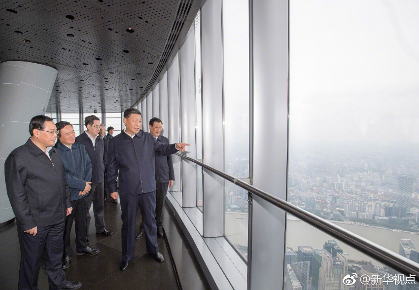 11月6日，中共中央總書記、國家主席、中央軍委主席習近平在上海考察。這是習近平在上海中心大廈119層觀光廳俯瞰上海城市風貌。 新華社記者 李學仁 攝