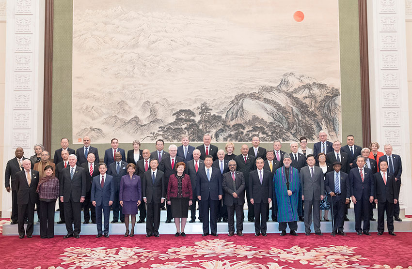 12月12日，國家主席習近平在北京人民大會堂會見出席“2018從都國際論壇”外方嘉賓。這是會見前，習近平同外方嘉賓集體合影。 新華社記者 王曄 攝