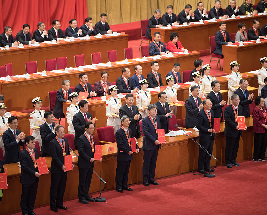 12月18日，慶祝改革開放40周年大會在北京人民大會堂隆重舉行。中共中央總書記、國家主席、中央軍委主席習近平在大會上發表重要講話。這是習近平等為獲得改革先鋒稱號人員代表頒獎。 新華社記者 燕雁 攝