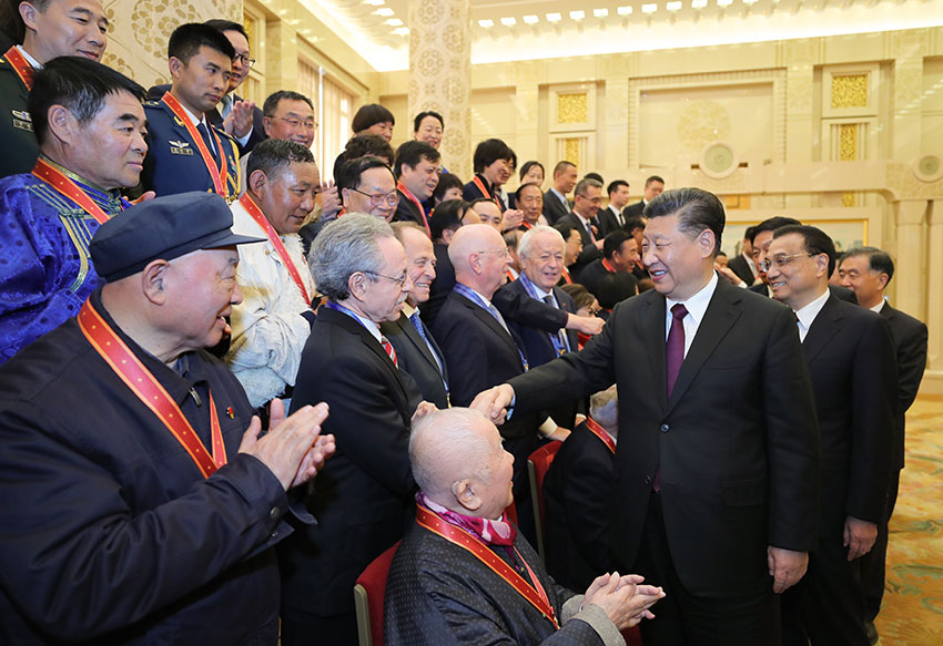 12月18日，慶祝改革開放40周年大會在北京人民大會堂隆重舉行。中共中央總書記、國家主席、中央軍委主席習近平在大會上發表重要講話。這是慶祝大會結束后，習近平等會見受表彰人員及親屬代表。 新華社記者 鞠鵬 攝