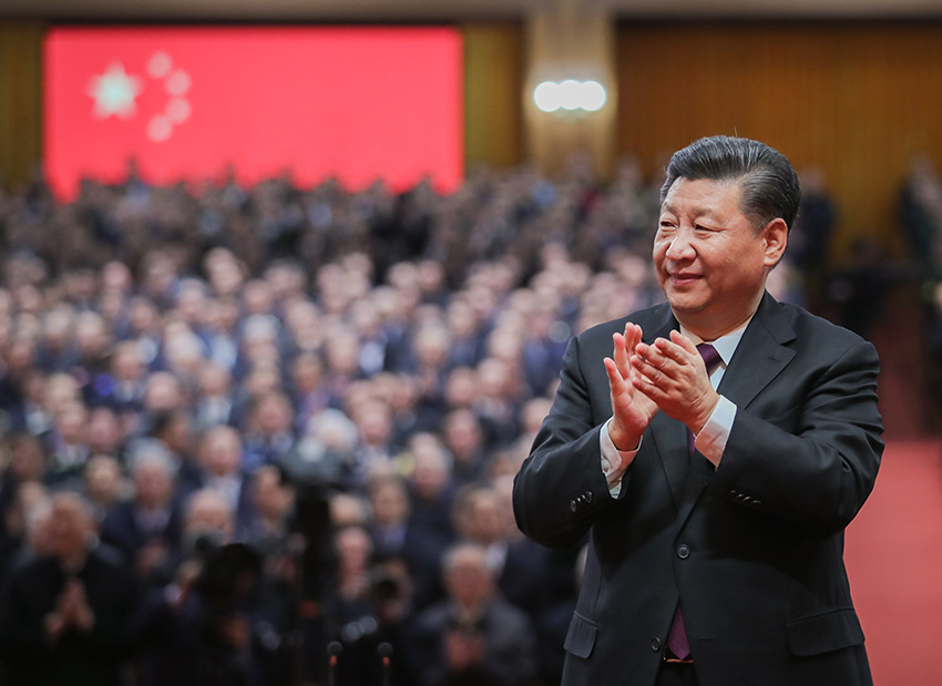 12月18日，慶祝改革開放40周年大會在北京人民大會堂隆重舉行。中共中央總書記、國家主席、中央軍委主席習近平在大會上發表重要講話。這是習近平鼓掌向受表彰人員表示祝賀。 新華社記者 謝環馳 攝