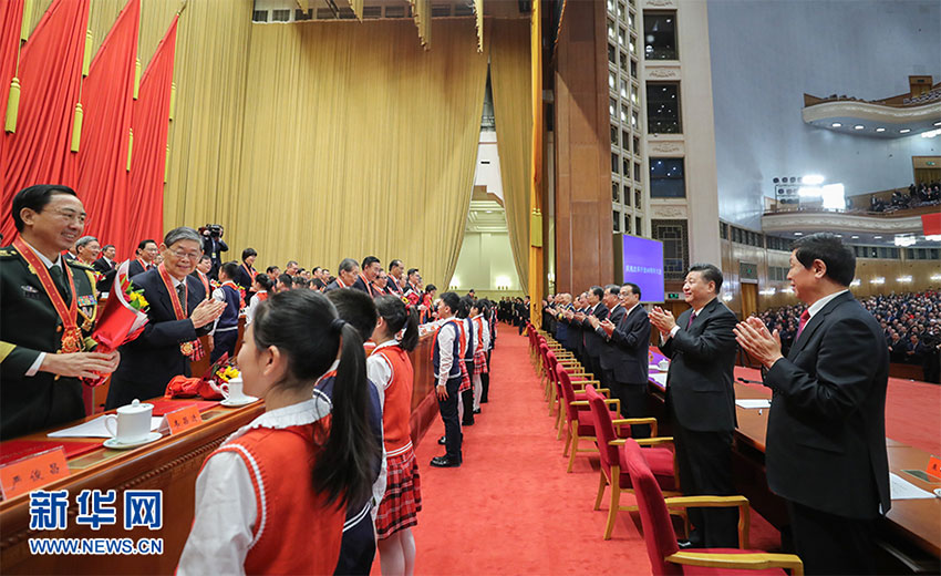 12月18日，慶祝改革開放40周年大會在北京人民大會堂隆重舉行。中共中央總書記、國家主席、中央軍委主席習近平在大會上發表重要講話。這是習近平等鼓掌向受表彰人員表示祝賀。 新華社記者 鞠鵬 攝