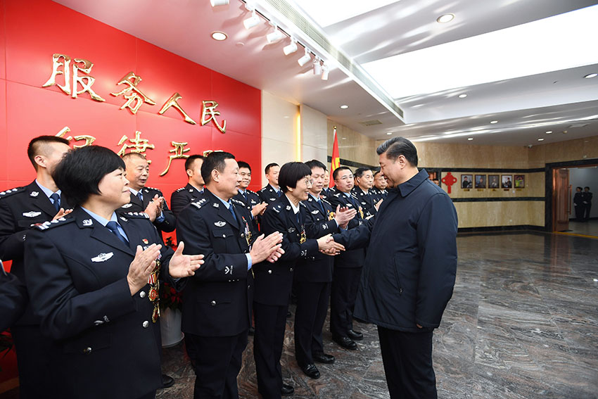 2月1日，中共中央總書記、國家主席、中央軍委主席習近平在北京看望慰問基層干部群眾，考察北京冬奧會、冬殘奧會籌辦工作。這是1日上午，習近平在北京市公安局，同公安英模和干警代表一一握手，向全國廣大公安干警致以新春祝福。 新華社記者 謝環馳 攝