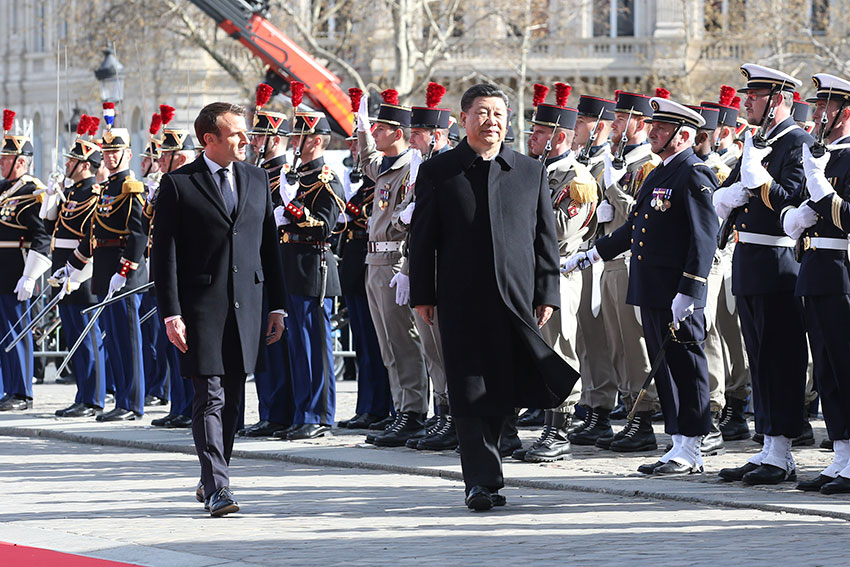 3月25日，国家主席习近平在巴黎爱丽舍宫同法国总统马克龙会谈。会谈前，马克龙在凯旋门为习近平举行隆重、盛大的欢迎仪式。 新华社记者 姚大伟 摄