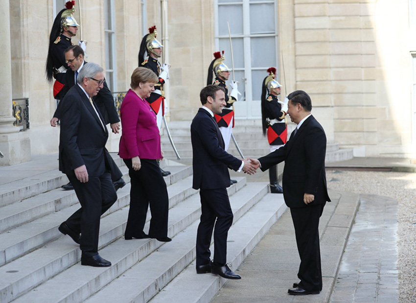 3月26日，国家主席习近平在巴黎同出席中法全球治理论坛闭幕式的法国总统马克龙、德国总理默克尔和欧盟委员会主席容克举行会晤。 新华社记者 鞠鹏 摄
