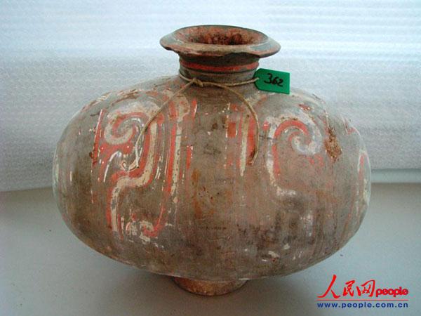 此次返還的文物之一：漢代繭形壺