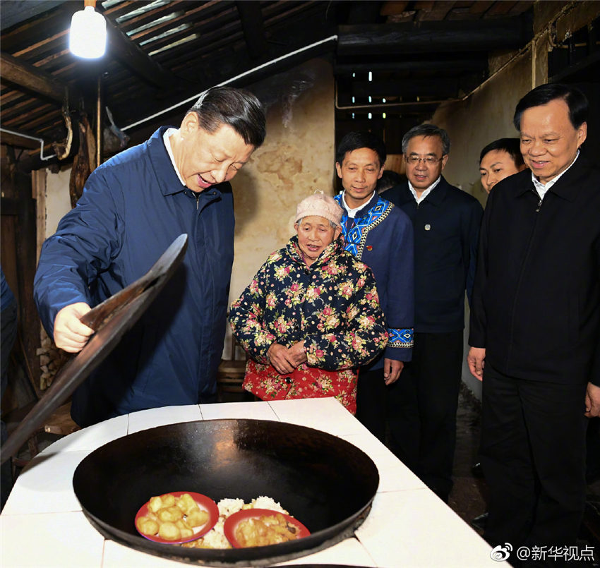 4月15日，中共中央總書記、國家主席、中央軍委主席習近平在重慶考察調研。這是在石柱土家族自治縣華溪村，習近平深入農戶家中，實地了解脫貧攻堅工作進展和解決“兩不愁三保障”突出問題情況。新華社記者 謝環馳 攝