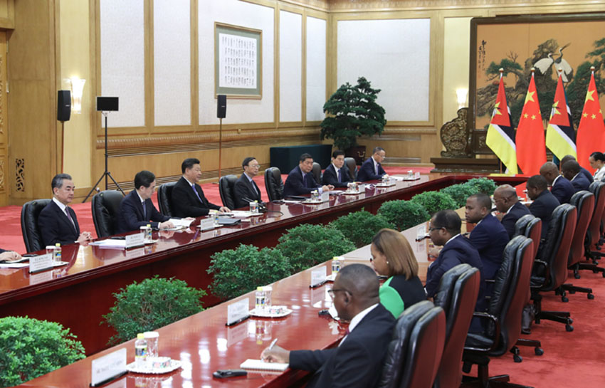 4月24日，國家主席習近平在北京人民大會堂會見莫桑比克總統紐西。 新華社記者 丁林 攝