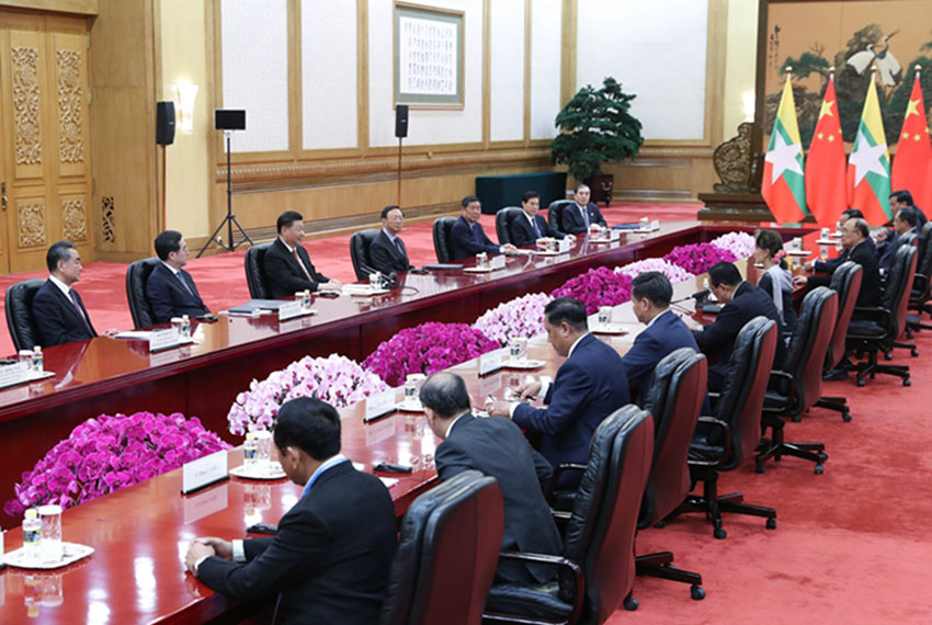 4月24日，國家主席習近平在北京人民大會堂會見緬甸國務資政昂山素季。 新華社記者 王曄 攝