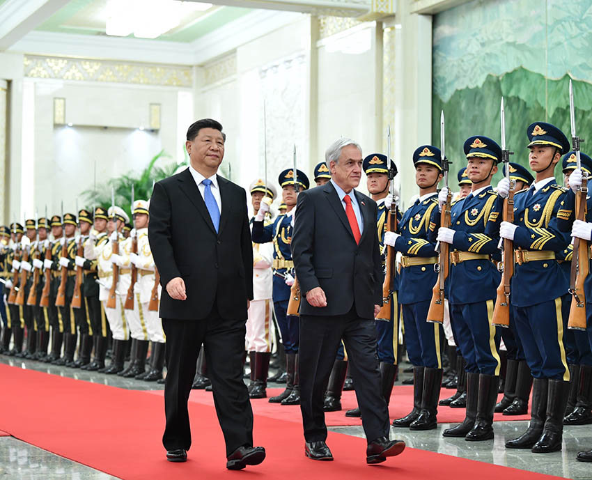 4月24日，國家主席習近平在北京人民大會堂同智利總統皮涅拉舉行會談。這是會談前，習近平在人民大會堂北大廳為皮涅拉舉行歡迎儀式。 新華社記者 殷博古 攝
