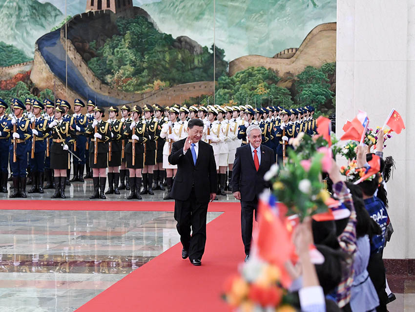 4月24日，國家主席習近平在北京人民大會堂同智利總統皮涅拉舉行會談。這是會談前，習近平在人民大會堂北大廳為皮涅拉舉行歡迎儀式。 新華社記者 饒愛民 攝
