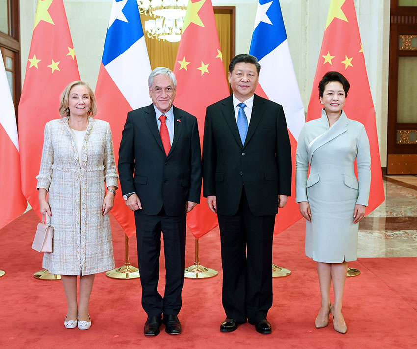 4月24日，國家主席習近平在北京人民大會堂同智利總統皮涅拉舉行會談。這是習近平和夫人彭麗媛同皮涅拉夫婦合影。 新華社記者 饒愛民 攝
