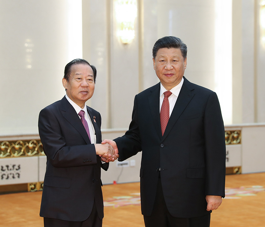4月24日，國家主席習近平在北京人民大會堂會見日本首相特使、自民黨干事長二階俊博。 新華社記者 黃敬文 攝
