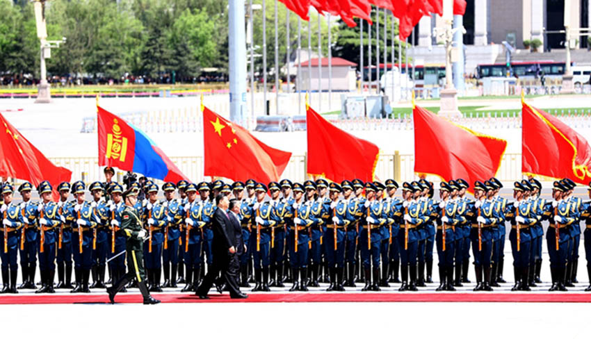 4月25日，國家主席習近平在北京人民大會堂同蒙古國總統巴特圖勒嘎舉行會談。這是會談前，習近平在人民大會堂東門外廣場為巴特圖勒嘎舉行歡迎儀式。 新華社記者 鞠鵬 攝