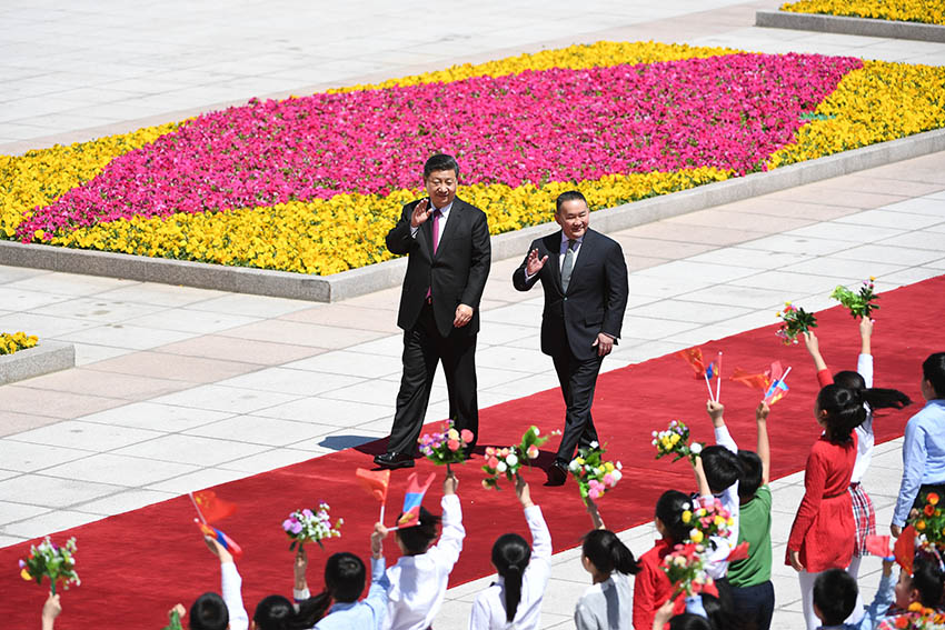 4月25日，國家主席習近平在北京人民大會堂同蒙古國總統巴特圖勒嘎舉行會談。這是會談前，習近平在人民大會堂東門外廣場為巴特圖勒嘎舉行歡迎儀式。 新華社記者 殷博古 攝