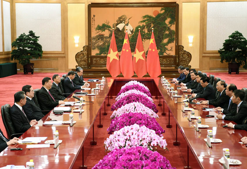 4月25日，國家主席習近平在北京人民大會堂會見越南政府總理阮春福。 新華社記者 殷博古 攝