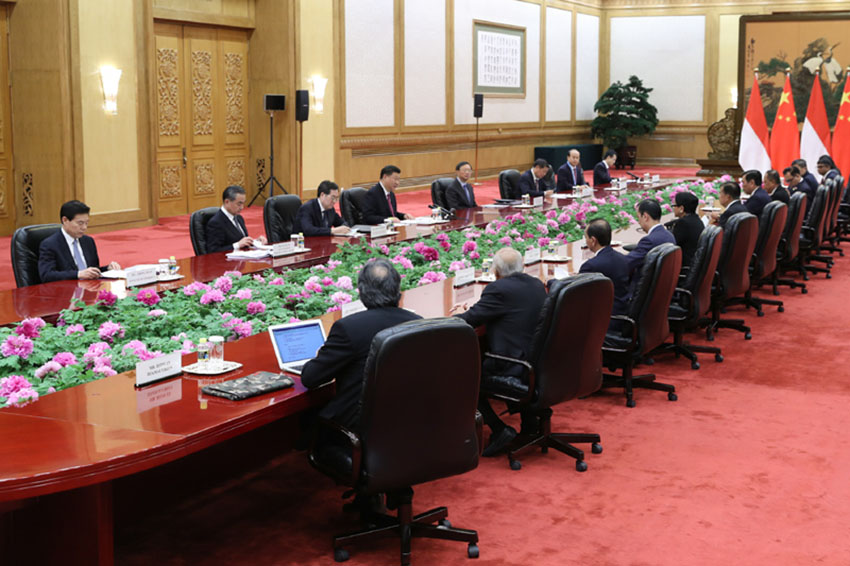 4月25日，國家主席習近平在北京人民大會堂會見印度尼西亞副總統卡拉。 新華社記者 王曄 攝