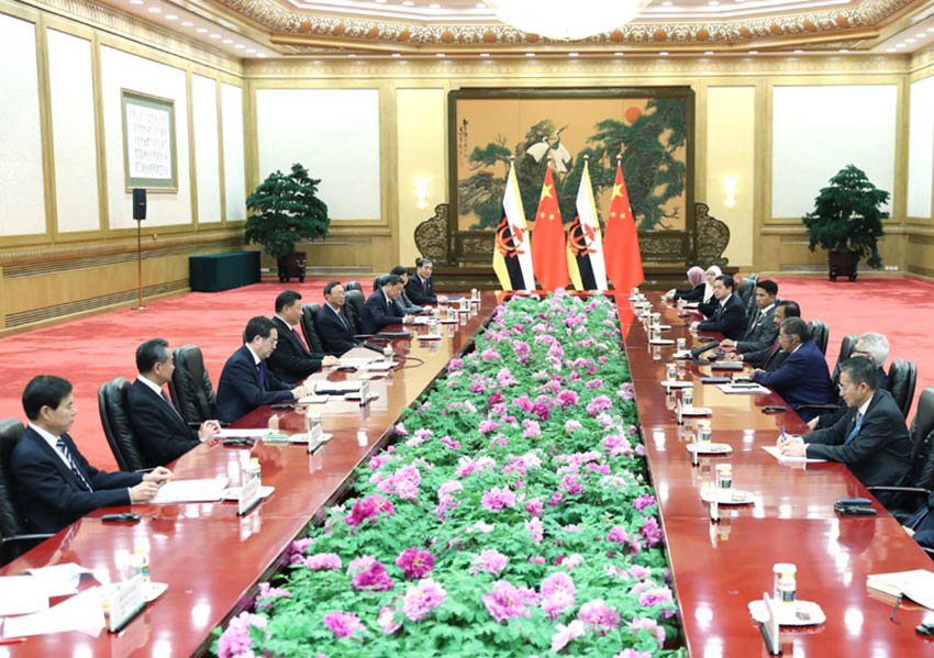 4月26日，國家主席習近平在北京人民大會堂會見文萊蘇丹哈桑納爾。 新華社記者 丁海濤 攝