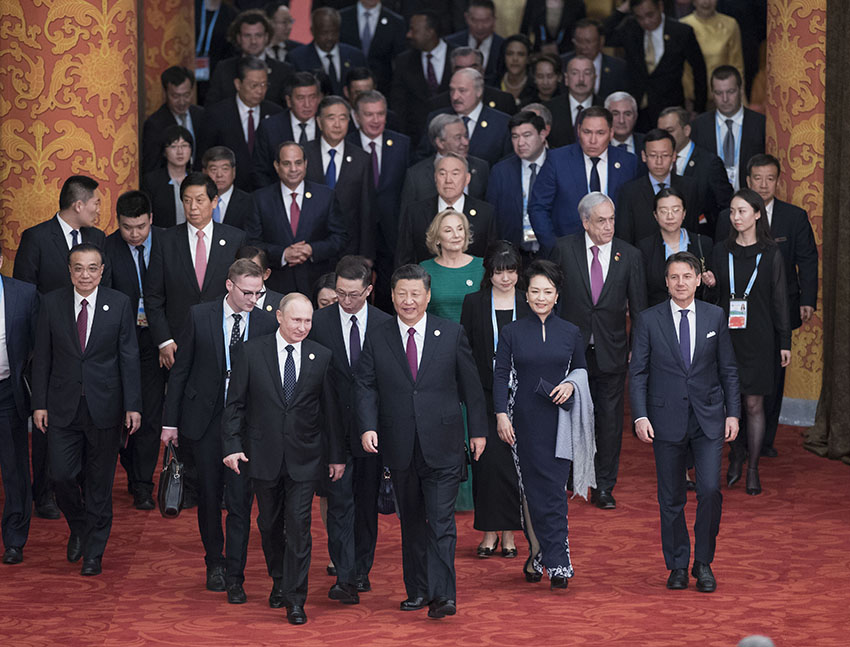 4月26日，國家主席習近平和夫人彭麗媛在北京人民大會堂舉行宴會，歡迎出席第二屆“一帶一路”國際合作高峰論壇的外方領導人夫婦及嘉賓。這是習近平和彭麗媛同貴賓們一同步入宴會廳。 新華社記者 王曄 攝