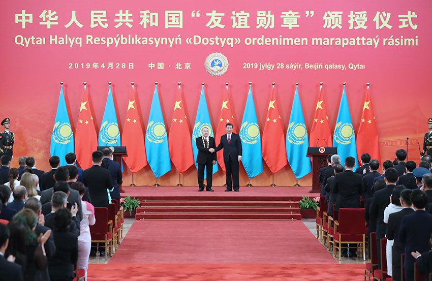 4月28日，國家主席習近平在北京人民大會堂中央大廳為哈薩克斯坦首任總統納扎爾巴耶夫舉行“友誼勛章”頒授儀式。 新華社記者 鞠鵬 攝