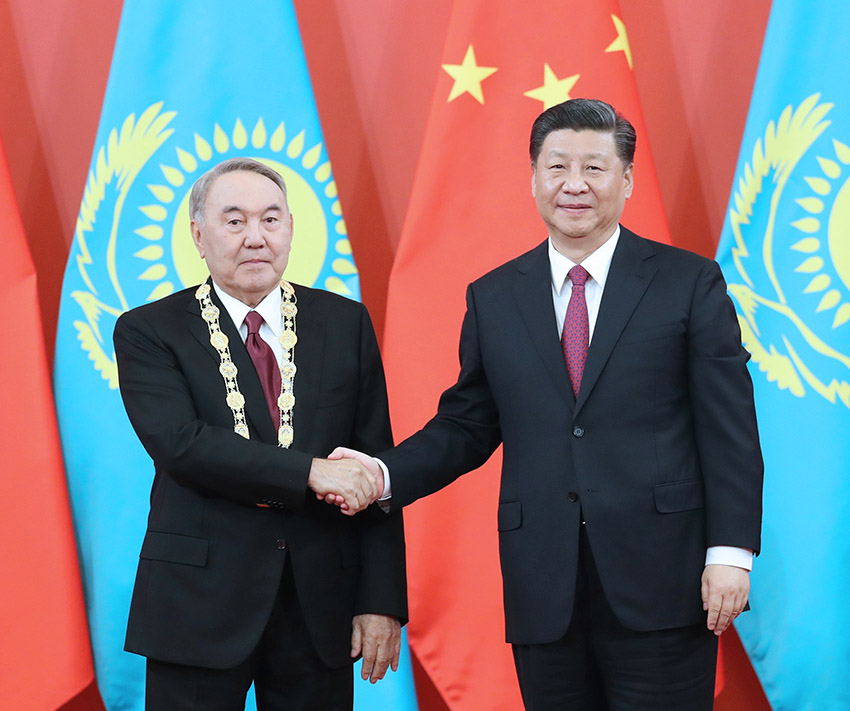 4月28日，國家主席習近平在北京人民大會堂中央大廳為哈薩克斯坦首任總統納扎爾巴耶夫舉行“友誼勛章”頒授儀式。 新華社記者 姚大偉 攝