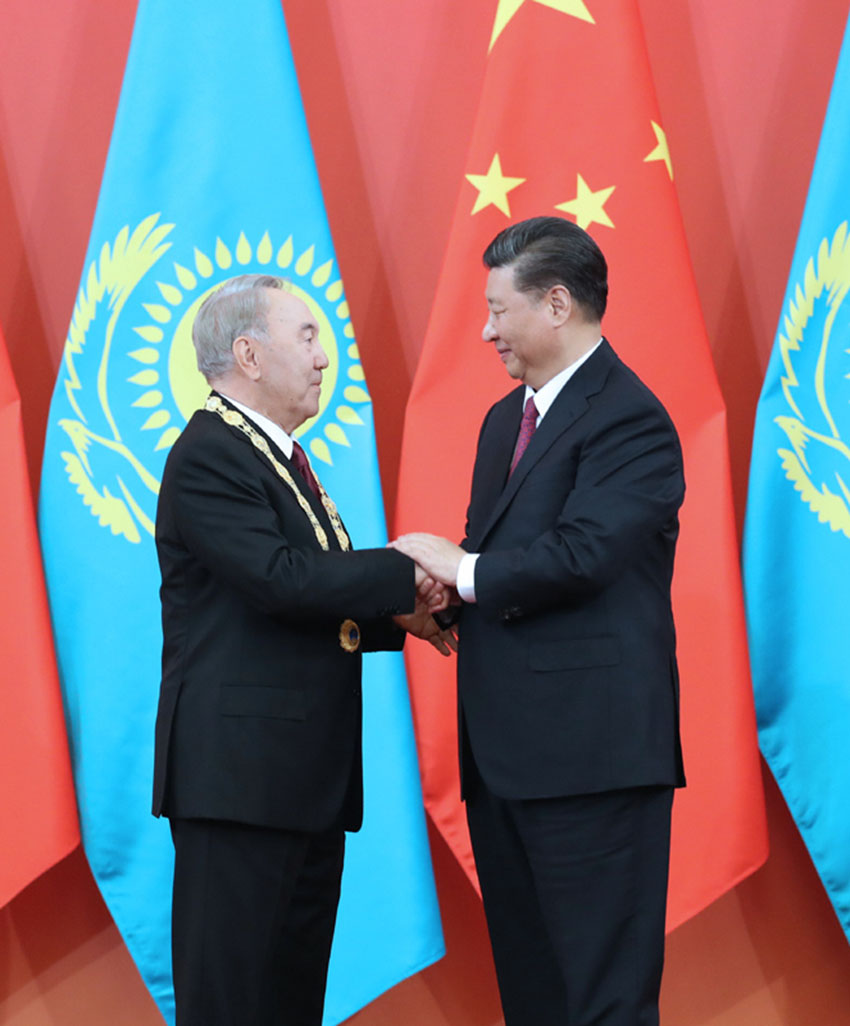 4月28日，國家主席習近平在北京人民大會堂中央大廳為哈薩克斯坦首任總統納扎爾巴耶夫舉行“友誼勛章”頒授儀式。 新華社記者 姚大偉 攝