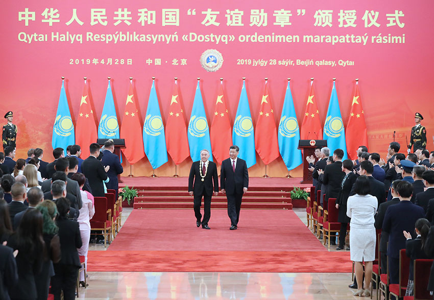 4月28日，國家主席習近平在北京人民大會堂中央大廳為哈薩克斯坦首任總統納扎爾巴耶夫舉行“友誼勛章”頒授儀式。 新華社記者 鞠鵬 攝