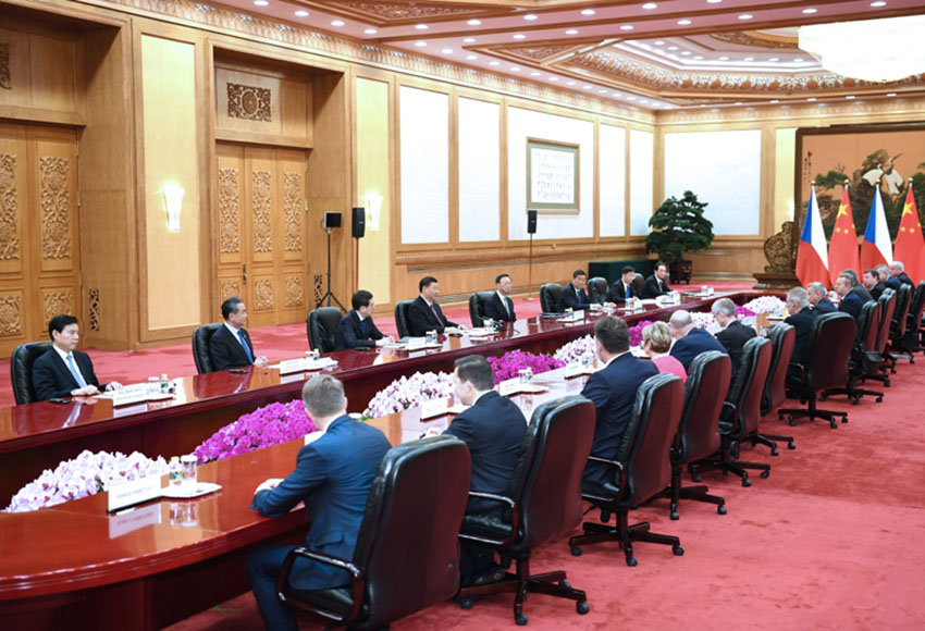 4月28日，國家主席習近平在北京人民大會堂會見捷克總統澤曼。 新華社記者 翟健嵐 攝