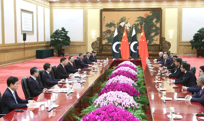 4月28日，國家主席習近平在北京人民大會堂會見巴基斯坦總理伊姆蘭·汗。 新華社記者 姚大偉 攝