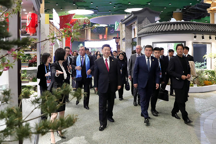4月28日，國家主席習近平和夫人彭麗媛在北京延慶同出席2019年中國北京世界園藝博覽會的外方領導人夫婦共同參觀園藝展。 新華社記者 丁海濤 攝
